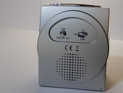 Sprechender Funk-Wecker Time - Rückseite mit Bedienungsknöpfen und Lautsprecher