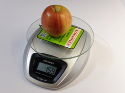 Küchenwaage Soehnle Siena wiegt einen Apfel