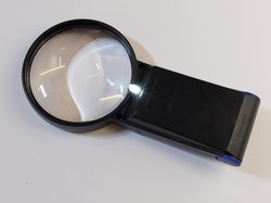 Hand-Leuchtlupe LED Mobil der Firma A. Schweizer: Rückseite mit angeschaltetem LED Licht