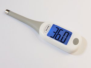 Vorderseite des sprechenden Fieberthermometers MedTalk mit blauem Licht mit gemessener Themperatur von 36.0 Grad