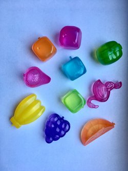 einige wiederverwendbare Eiswürfel in verschiedenen Farben und Formen