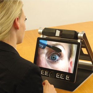 VisioBook HD: Frau schminkt sich mit abgedrehter Kamera